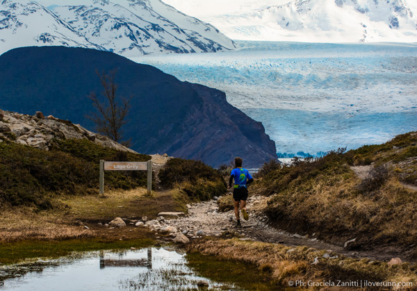Race leader Moises Jimenex approaches the glacier. Photo Graciela Zanitti | iloverunn.com.ar